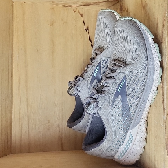 Brooks Women's Adrenaline GTS 21 Shoes - Picture 2 of 9